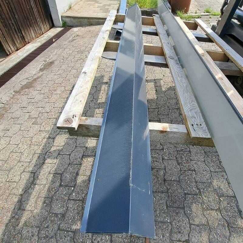 Pultabschluss Friedrich von Lien AG in Anthrazitgrau RAL 7016 mit einer Länge von 2,75 m - Bild 1