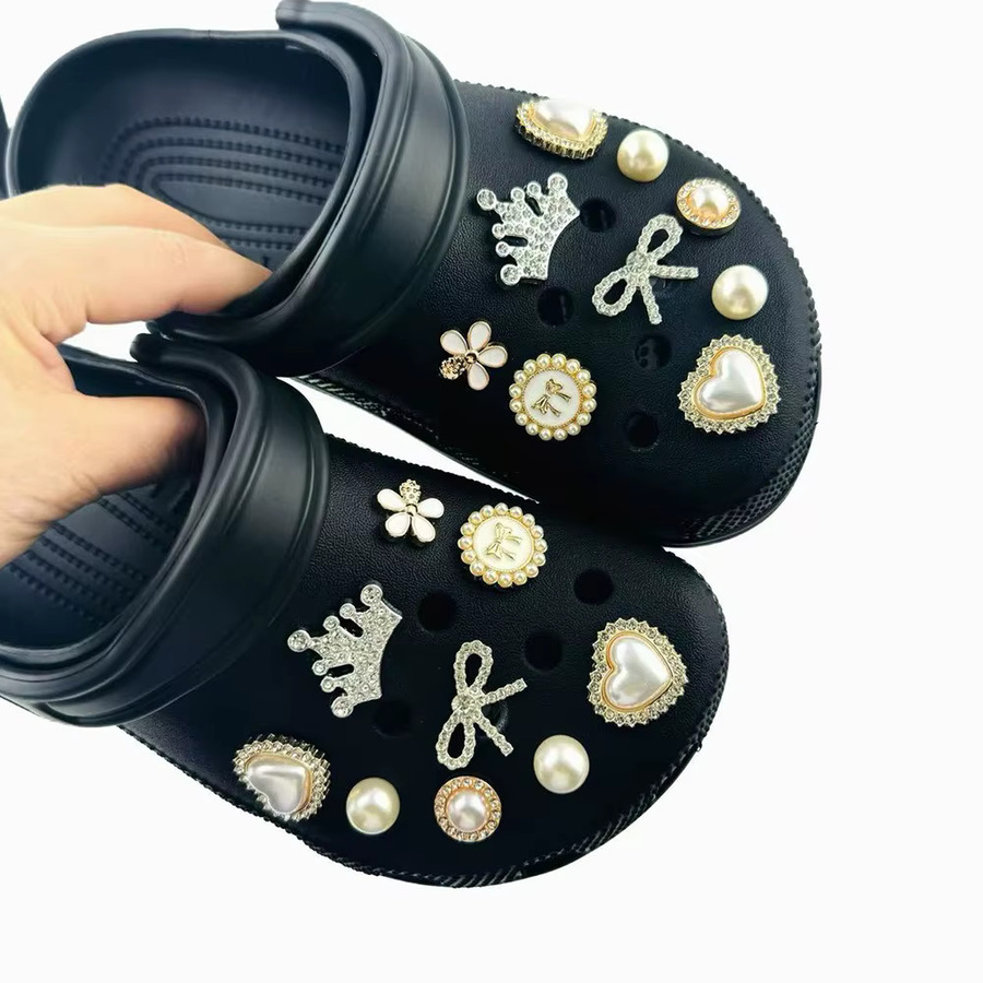 FHLDING Schuhcharms-Set, 18-teilig, Diamanten, herzförmige Schleifen, Kronen, Perlen - Bild 5
