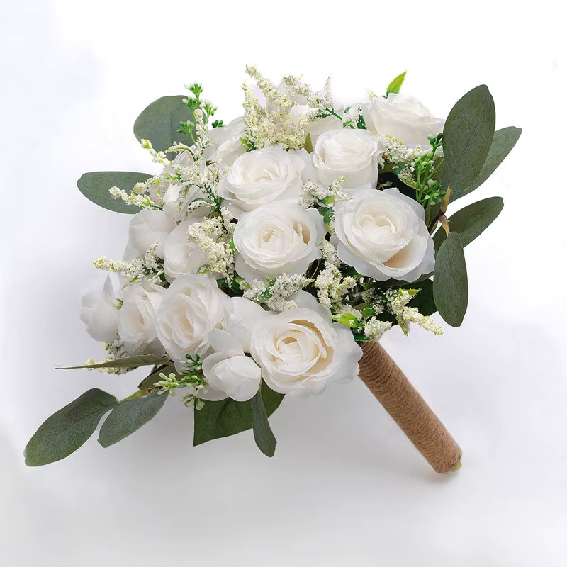 Handgefertigter weißer Brautjungfernstrauß von YO CHO mit Rosen und Eukalyptus für deine Hochzeit - Bild 2