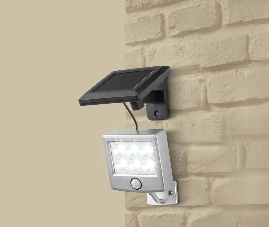 LIVARNO LED-Solarstrahler in Silber mit Bewegungsmelder und Dämmerungssensor, IP44 wetterfester Garten-Flutstrahler mit separatem Solarpanel - Bild 2