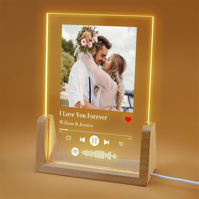 Personalisierter Spotify Fotorahmen von QKX als Acrylplakette mit LED-Nachtlicht für dein individuelles Geschenk als Paar - Bild 1