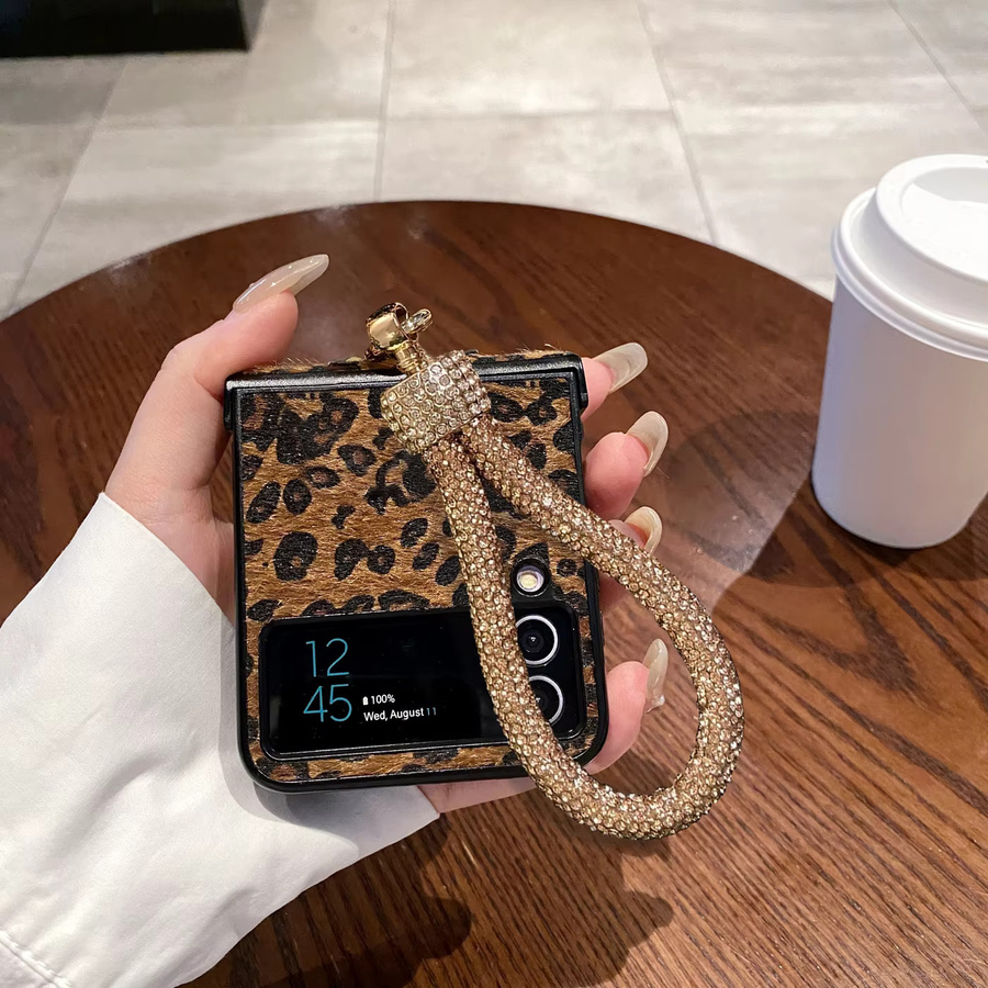 Luxuriöse Samsung Galaxy Z Flip Hülle mit Leopardenmuster aus Plüsch-Texturleder und Glitzer-Lanyard in Multicolour und Braun - Bild 2
