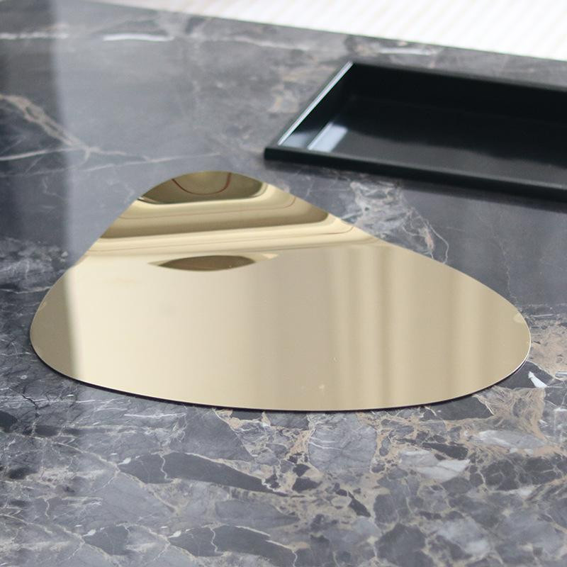 Luxuriöses Metalltablett im Nordic-Ins-Stil in Gold, unregelmäßige Form für deinen Desktop als kreative Obstplatte - Bild 2