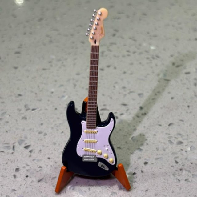 BANDAI Fender E-Gitarre, Musikinstrument, ab 14 Jahren - Bild 1