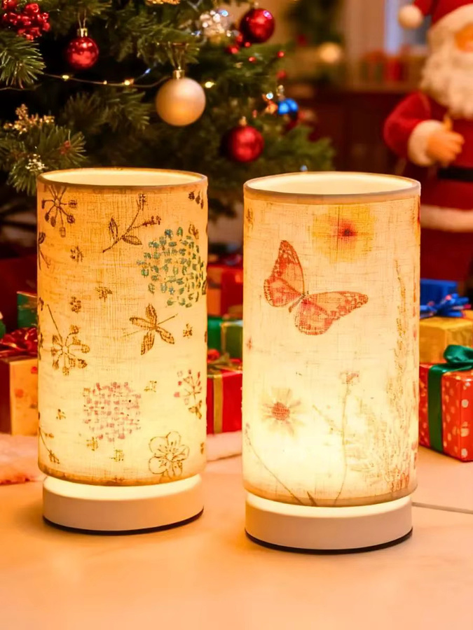 Nordische Retro Tischlampe mit Stofflampenschirm in Weiß und Beige, USB-betrieben für Schlafzimmer, Home Office und Wohnzimmer - Bild 4