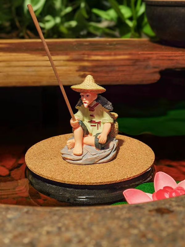 Aquarium-Dekor Mini-Fischer als Kunstharzfigur, sitzender alter Mann als mehrfarbiges Ornament für Garten und Aquarium - Bild 7