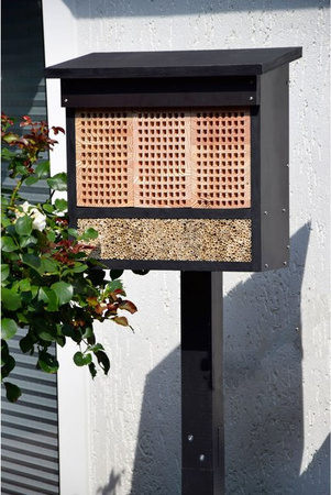 Dobar Profi-Insektenhotel XL mit Pfahlständer und 3 Lärche-Nistblöcken in Schwarz