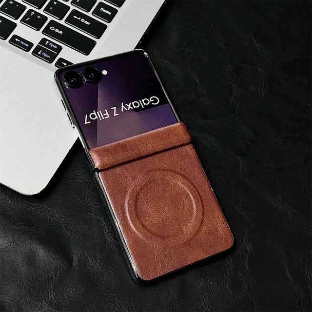 Retro Leder Handyhülle für Samsung Galaxy Z Flip 7, Z Flip 7 FE, Z Flip 6 und Z Flip 5 mit Scharnierschutz und magnetischer Schutzrückseite in Braun - Bild 1
