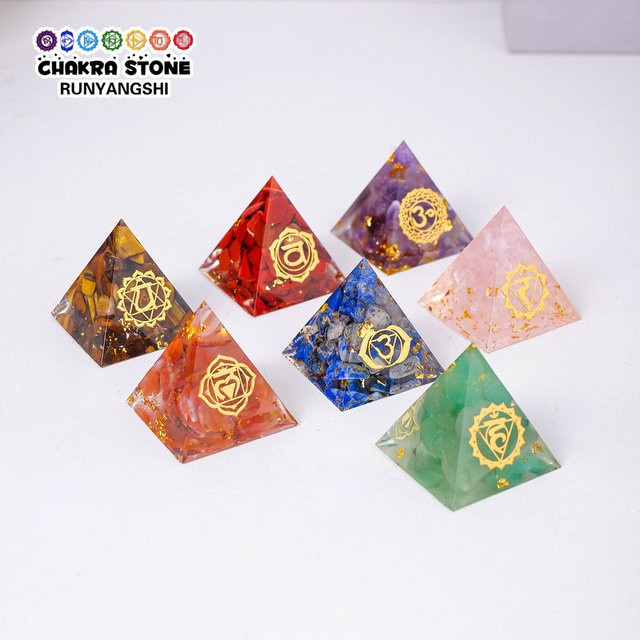 Runyangshi Kristall Pyramide aus Macadam Gummiharz für Chakra Heilung und Meditation, Farbe: Rot/Mehrfarbig, Höhe: 3 cm - Bild 1