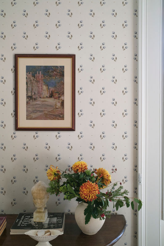 Sandberg Wallpaper Siv in Misty Blue – Skandinavische Vlies Tapete mit botanischem Design in Cream/Blue - Bild 2