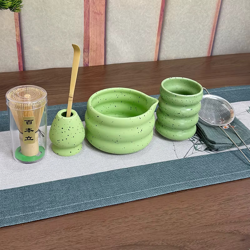 7-teiliges Matcha-Set aus Keramik und Bambus in Grün mit gesprenkelter Schüssel und Zubehör - Bild 2