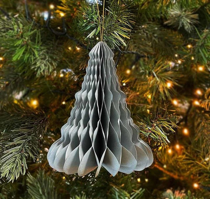 Graues Hängeornament in Tannenbaum-Optik aus Papier für deine Weihnachtsdekoration - Bild 1