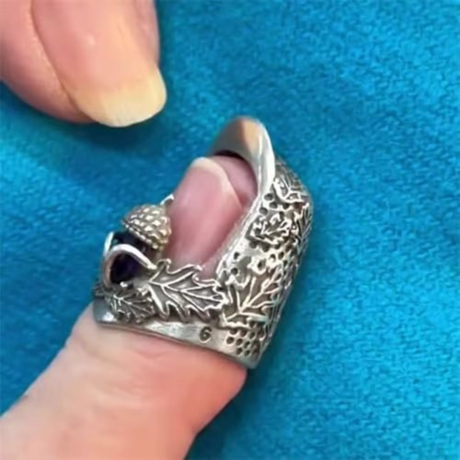 Verstellbarer Fingerschutz aus Metall in Silber und Grün für Nähen und Quilten - Bild 3