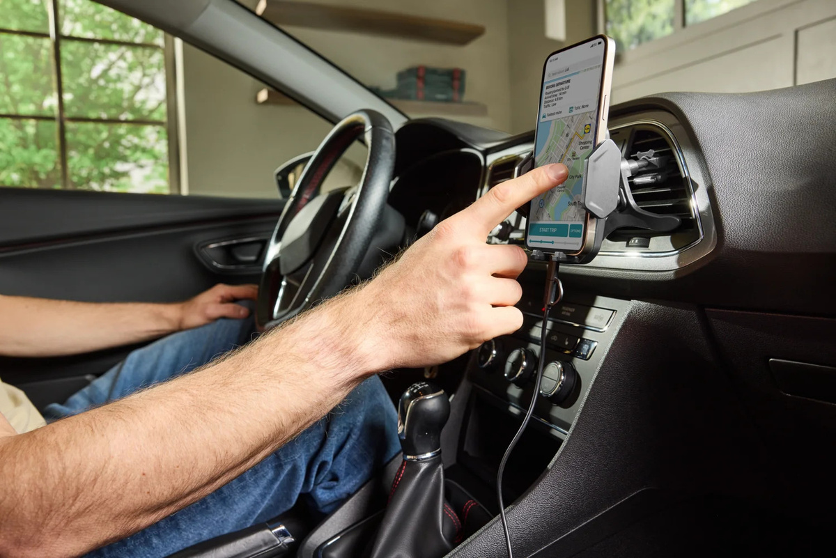 TRONIC Kfz-Smartphone-Halterung für die Lüftung mit USB-A, Micro-USB und USB-C Anschlüssen - Bild 3