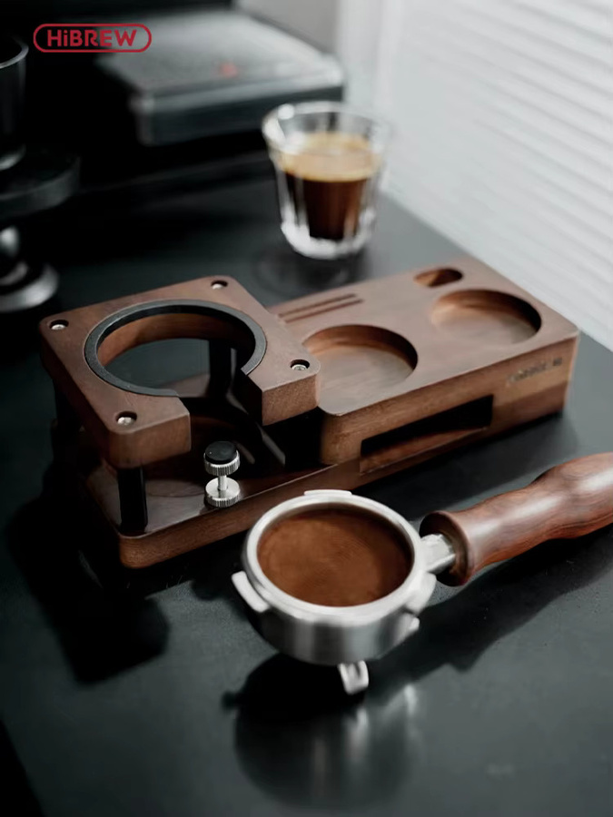 HiBREW Barista-Set Kaffeezubehör mit Holzsockel in Braun, bestehend aus Kaffee-Stampfer, Siebträgerhalter, Kaffeeverteiler und Dosierring, 58 mm - Bild 4