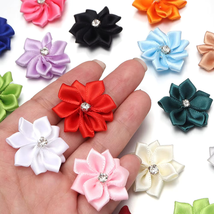 10 Stück handgefertigte Satinband-Blumen mit Strasssteinen in Rot und Multicolour, 30 mm Durchmesser, ideal für DIY-Dekorationen und Hochzeiten - Bild 6