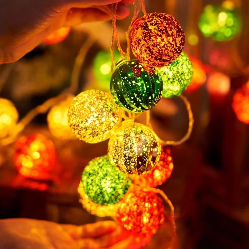 Festliche LED-Lichterkette mit bunten Weihnachtskugeln in Gold, Grün und Rot für Weihnachtsdekoration, Hochzeiten und Partys - Bild 4