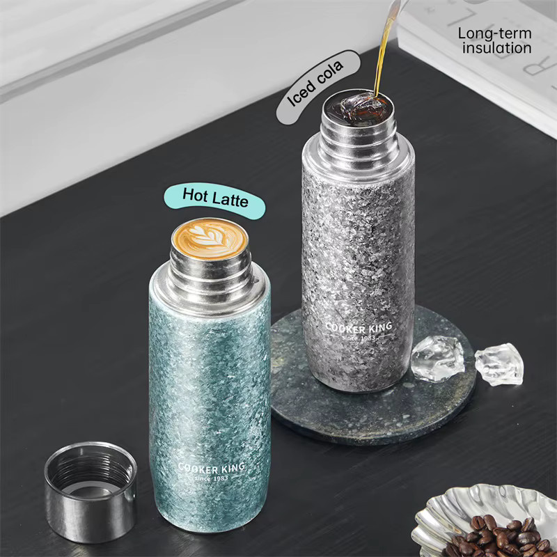 COOKER KinG Thermosbecher aus Titan in Lila, doppelwandig isolierte Wasserflasche mit Teesieb für Heiß- und Kaltgetränke - Bild 2