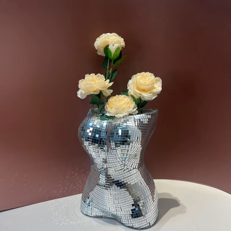 Silberne Skulptur als dekorativer Blumentopf und Vase in menschlicher Form aus Glas und Kunststoff - Bild 2