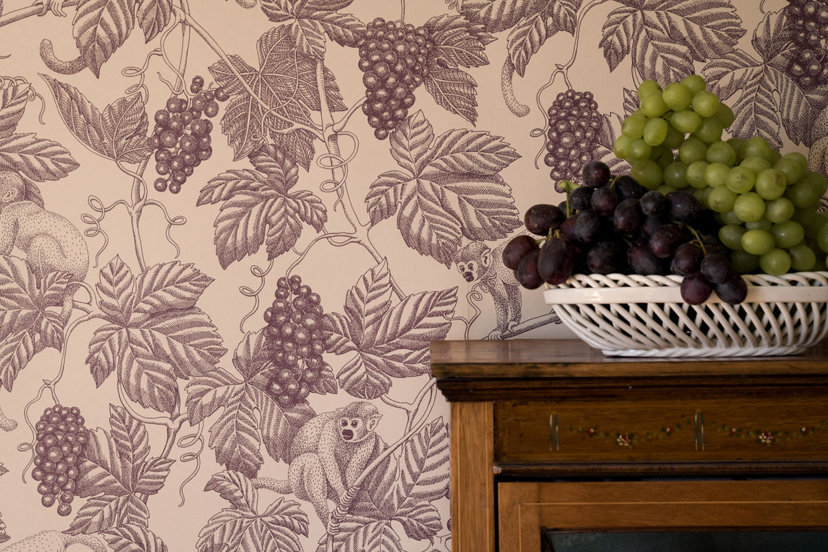 Von Brömssen Tapete Långelid Grape Thief in Burgundy mit floralem Vintage-Design und botanischen Motiven - Bild 2