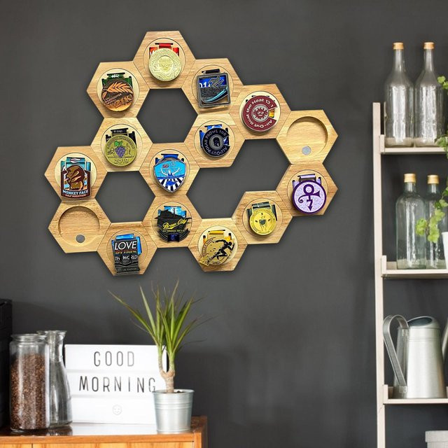 APWIKOGER Waben Medaille Display Stand aus Holz in Braun, Geometrisches Wandregal zur kreativen Kombination - Bild 1