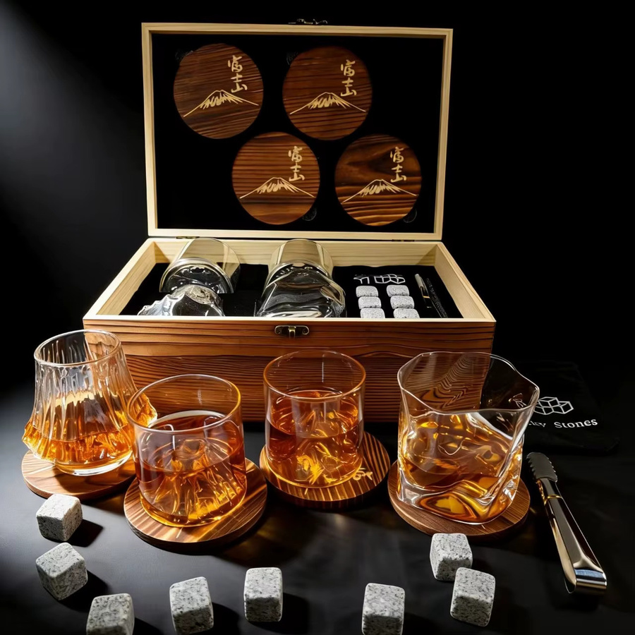 Whiskey-Becher-Set von loveyalty mit 4 verschiedenen Designs, Tumbler aus Glas, Stein, Eiswürfeln und Holzuntersetzern, Mehrfarbig - Bild 3