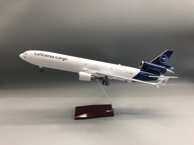 ZOCO Lufthansa Cargo MD-11 Flugzeugmodell, mit Holzsockel - Bild 1