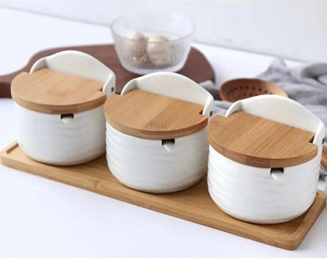 Yiran Furniture Gewürzglas Set aus Keramik mit Bambus Tablett und Löffeln in Weiß - Bild 1