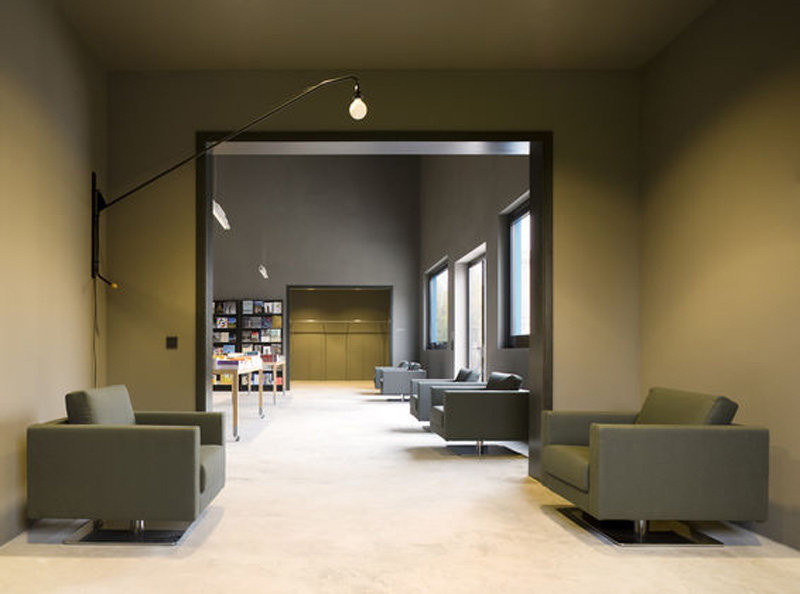 Vitra Potence Wandleuchte aus Stahl und Eichenholz in Schwarz, dimmbar mit Leuchtmittel - Bild 2