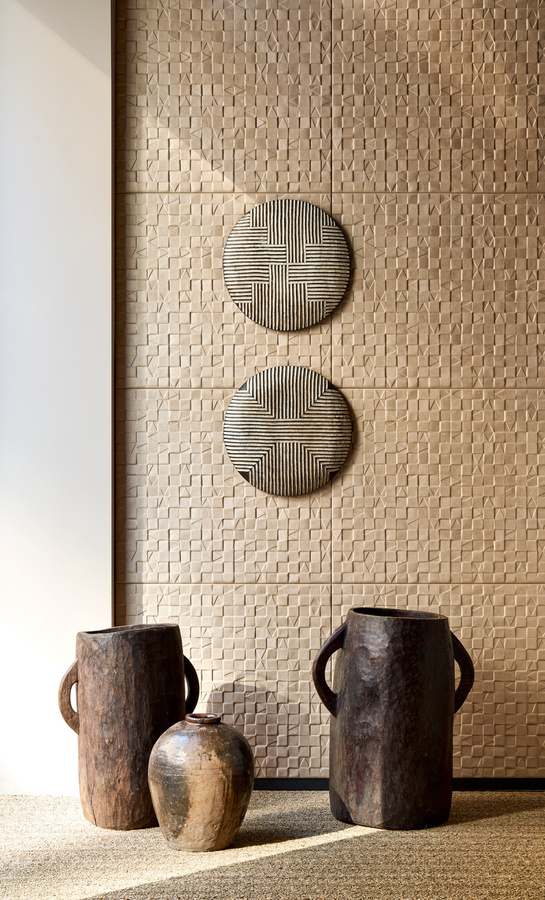 Arte International Wallpaper Adobe in Latte mit abstraktem geometrischem Design und textilem Muster in Beige und Braun - Bild 1