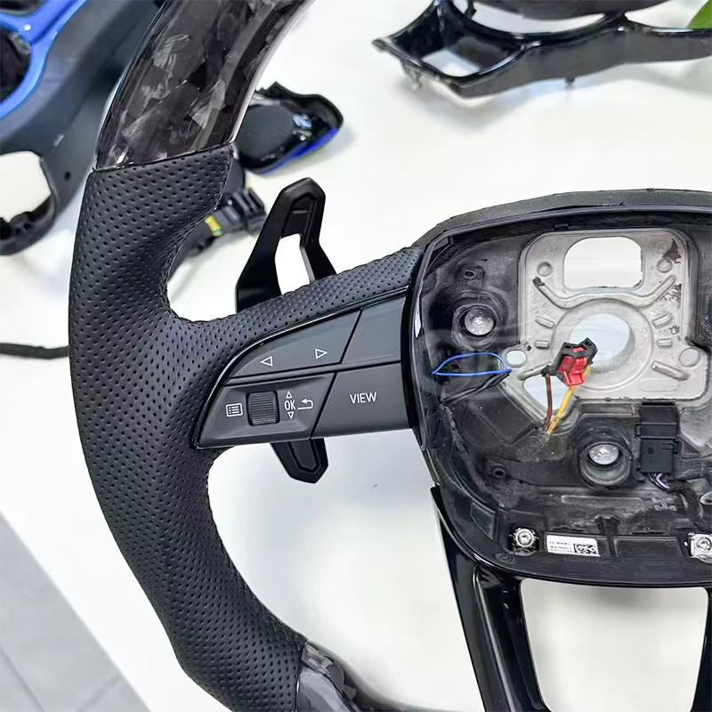 Multifunktionales Sportlenkrad aus geschmiedeter Kohlefaser in Schwarz für Audi Q5 FY, Q7 4M, Q8, S und RS Modelle - Bild 4