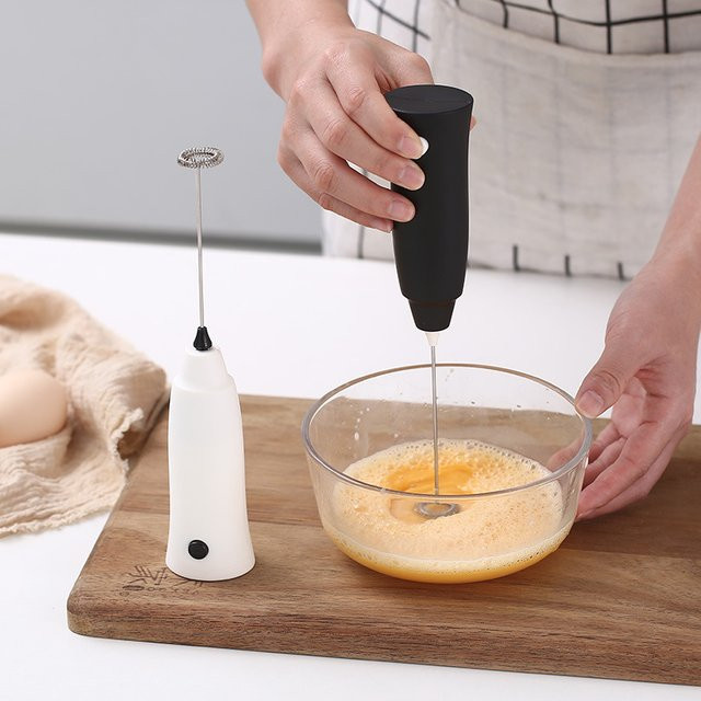 Elektrischer Handheld Milchaufschäumer und Mini-Mixer in Schwarz für Kaffee und Getränke - Bild 1