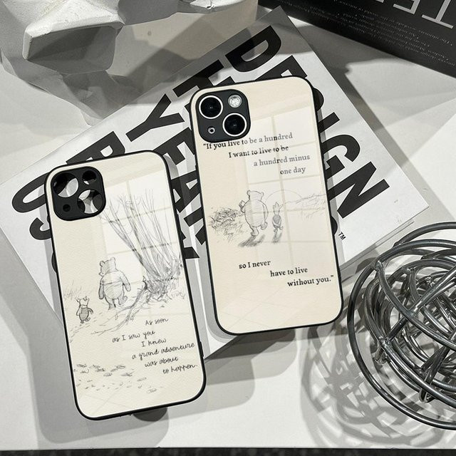 Handyhülle mit Winnie the Pooh Zitaten aus gehärtetem Glas für iPhone 16 15 14 13 12 Pro Max Plus und Pro in Schwarz und Weiß von Potdemiel - Bild 1