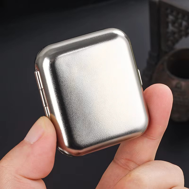 Cattabby Mini Tragbarer Aschenbecher aus Metall in Silber mit Klappdeckel für Outdoor und unterwegs - Bild 4