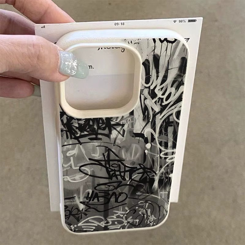 Wolkerfly Handyhülle mit Schwarz-Weiß-Graffiti-Design für iPhone 16, 15, 14, 13, 12, 11 und XS/X/XR Modelle - Bild 2