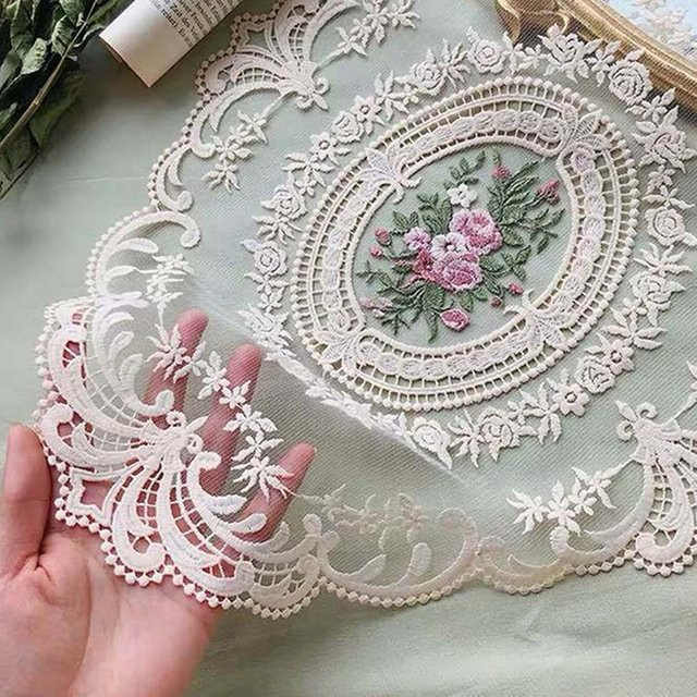 Elegante runde Spitzen-Tischdecke von JETTING in Weiß mit floraler Bestickung im Vintage-Stil - Bild 1