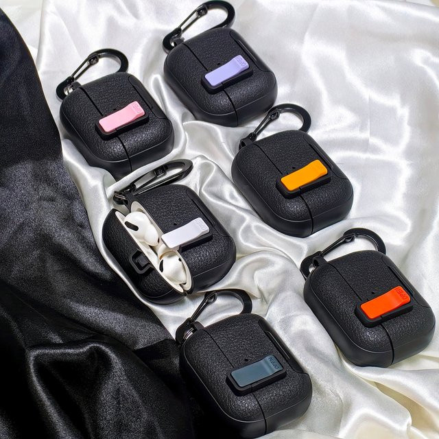 Schutzhülle mit Leder-Textur und Verriegelungsschalter für Apple AirPods 4, Pro 2 und Pro 3 in Schwarz und Grün - Bild 1
