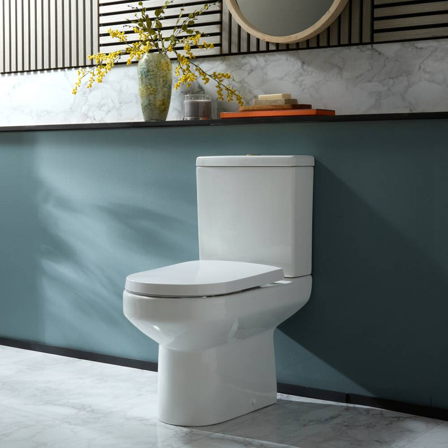 HudsonReed Stand-WC aus Keramik mit aufgesetztem Spülkasten, Spülknopf und WC-Sitz mit Absenkautomatik in Weiß - Bild 1