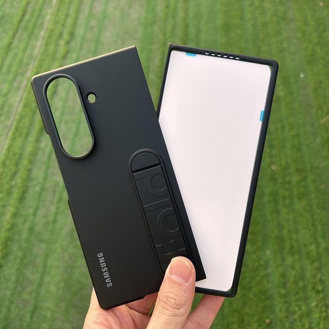 Samsung Galaxy Z Fold7 5G Silikonhülle mit Standfunktion und Matt-Finish in verschiedenen Farben - Bild 1
