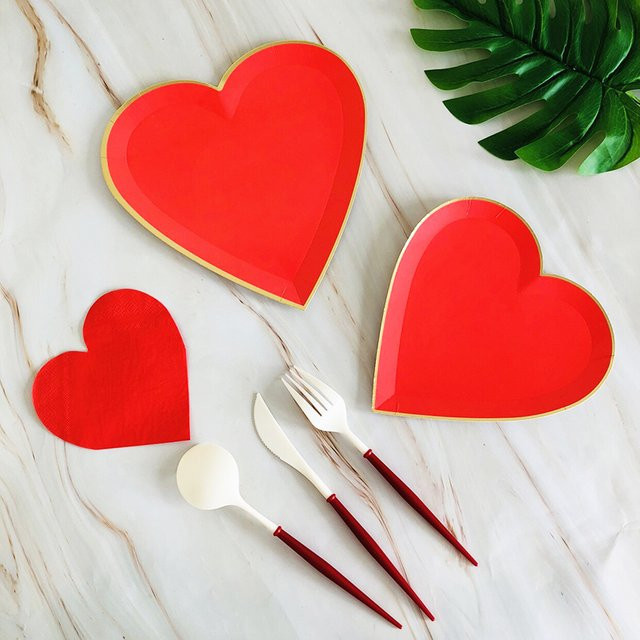 40-teiliges Einweggeschirr-Set mit rotem Herz-Design für Hochzeit und Valentinstag bestehend aus Tellern, Tassen und Servietten in Rot - Bild 1