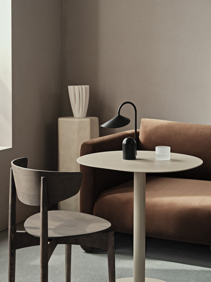 Ferm Living Pond Cafe Tisch in Beige, organisch geformt und höhenverstellbar - Bild 2