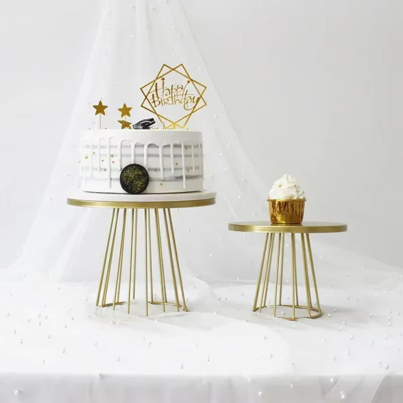 Goldener runder Kuchenständer aus Metall als Dessertständer für Hochzeit und Geburtstag - Bild 2