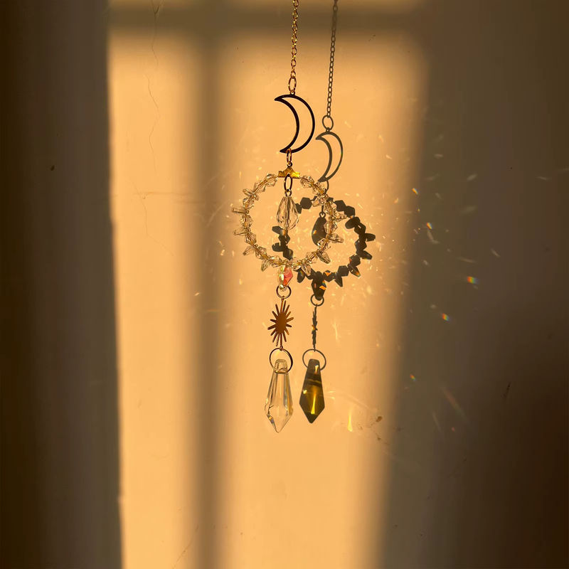 Hängender Kristall-Sonnenfänger in Mond-Design aus transparentem Glas für Fenster und Garten als dekorativer Regenbogenmacher im Bohemian-Stil - Bild 2
