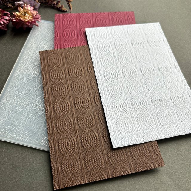 Transparente 3D-Relief-Kunststoffschablone mit Blumenmuster und Pullover-Textur für Karten und Bastelarbeiten - Bild 1
