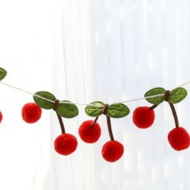Mango Event Kirsch Filzkugel Girlande in Rot als handgemachter Wandbehang für Kinderzimmer und Babypartys - Bild 1