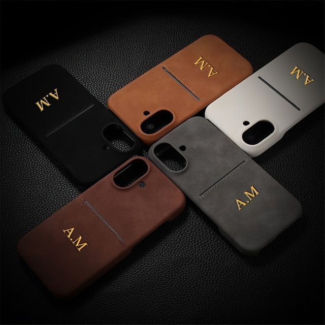 Personalisierte Handyhülle mit Kartenhalter und individuellen Initialen von YLUOYI in Braun für iPhone Modelle - Bild 1