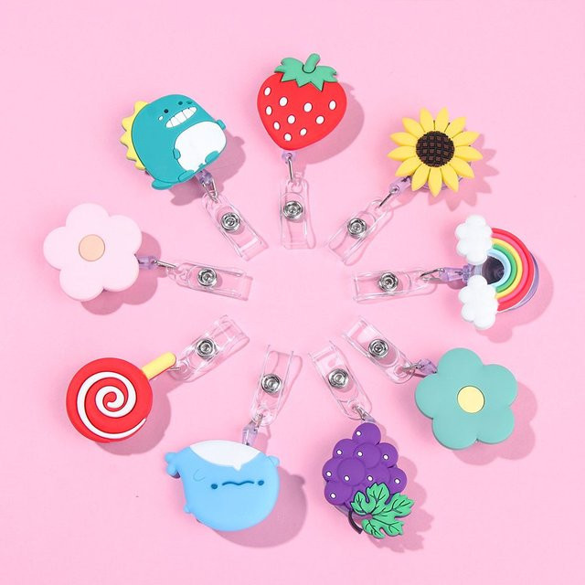Versenkbares ID-Abzeichen-Reel mit Cartoon Obst und Blumen aus Silikon und Kunststoff inklusive Alligator-Clip - Bild 1