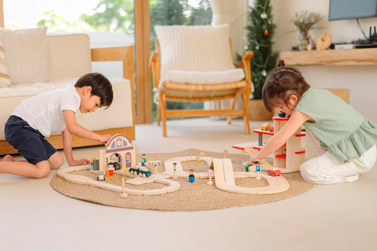 Plantoys Stadtverkehrs-Schienen- & Straßenset, ab 3 Jahre - Bild 2