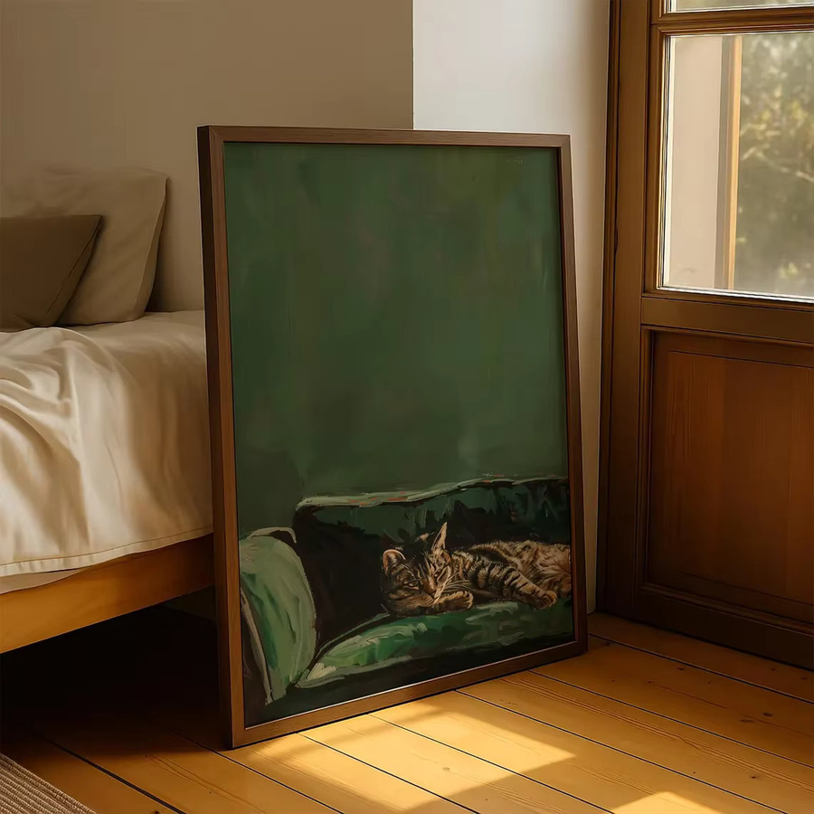 Sleepy Tabby Cat Kunstdruck von SHENCHEN, moderne Illustration einer schlafenden Katze auf grünem Samtsofa, rechteckiges Wandbild aus Leinwand - Bild 3