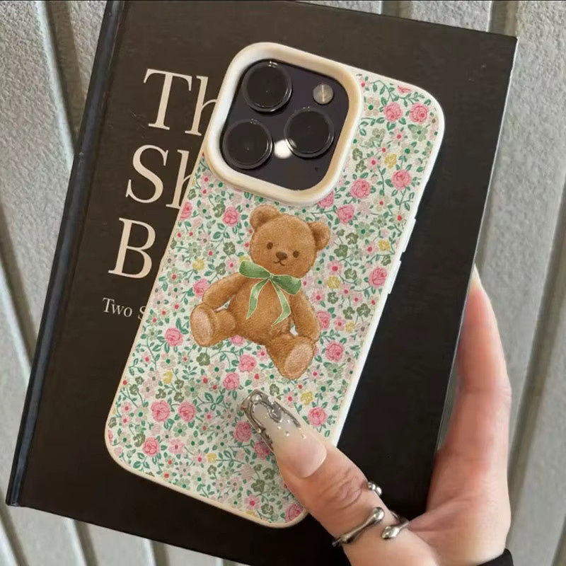 Grüne Handyhülle mit Litschi-Struktur, Bärenmuster und Fliege für iPhone 17, 16, 15 Pro Max Plus Series in Grün und Beige - Bild 2